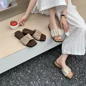 TT Mũi Vuông Xếp Ly Flip-Flops Nữ Mùa Hè 2026 Phong Cách Mới Nêm Gót Đế Dày Dép Đi Biển Phù Hợp Với
