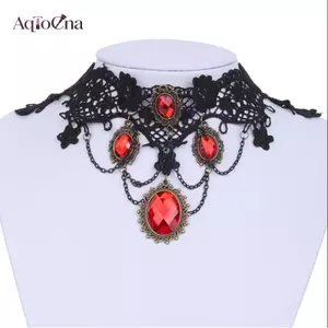 Chuột AqToCna - Trang sức dạ hội với cổ áo ren cầu kỳ và chuỗi hạt đá đỏ dạng dây chuyền