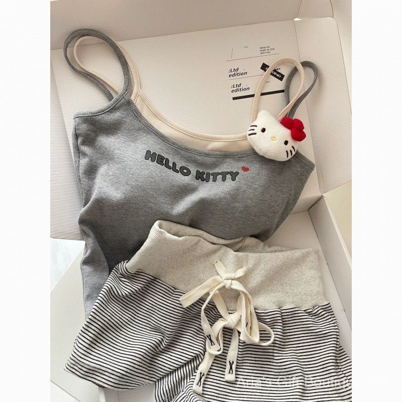 Bộ đồ ngủ Hello Kitty ngọt ngào dành cho nữ với áo vest và quần short, phù hợp cho mùa hè.