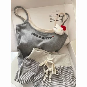 Bộ đồ ngủ Hello Kitty ngọt ngào dành cho nữ với áo vest và quần short, phù hợp cho mùa hè.