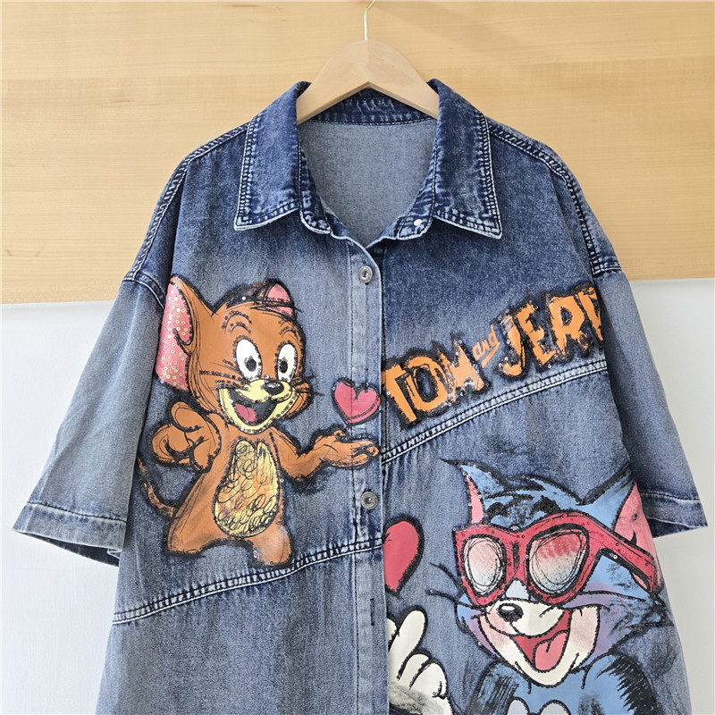 Dạo phố áo sơ mi nữ thời trang, họa tiết denim hoạt hình vui nhộn, phù hợp mùa hè