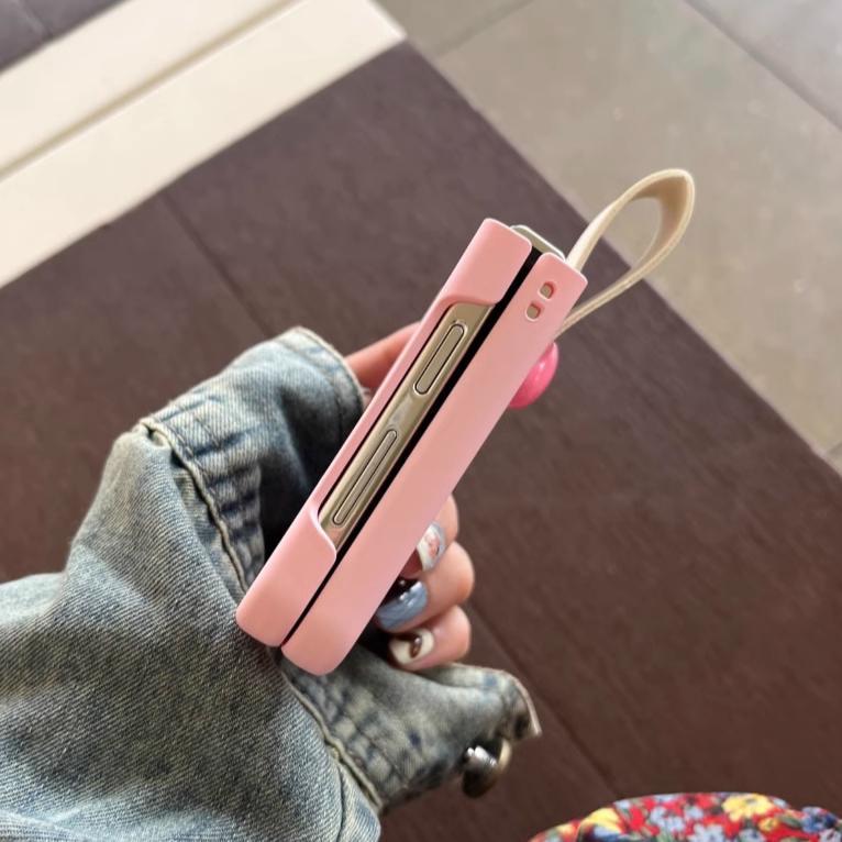 Tương thích với Ốp điện thoại Samsung Galaxy ZFlip7 ZFlip6 dành cho các cô gái tuổi teen có khóa vòng tình yêu mặt dây chuyền vỏ gấp cứng ZFlip 7 6 5 4 3 5G N3 Vỏ bảo vệ lật