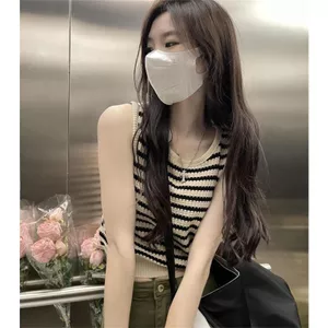 <![CDATA[Áo sơ mi croptop dáng rộng không tay, dây đeo nhỏ và sọc phía sau]]>