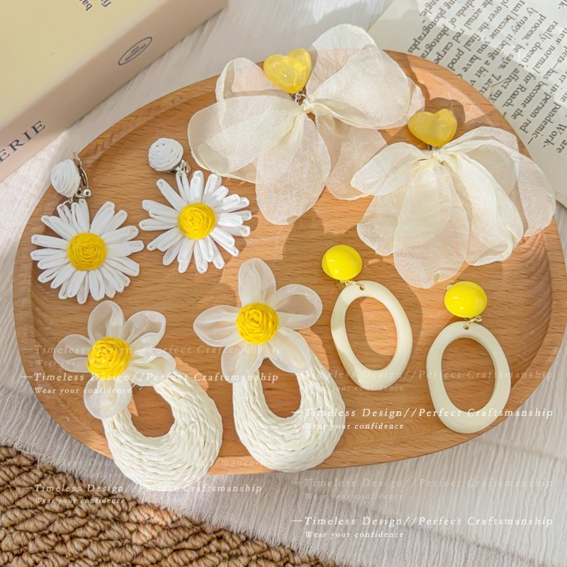 Bông tai hoa màu be nhẹ sang trọng, phù hợp cho ngày lễ và thời trang cao cấp