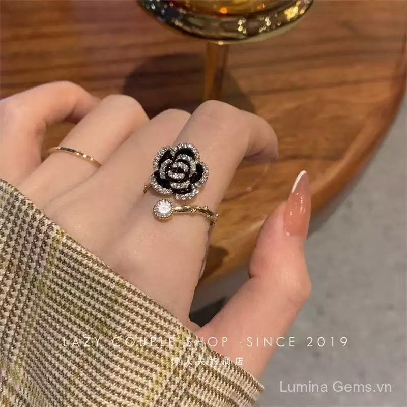 Hoa Giàu Con Người ~ Nhẫn Camellia Đen Nữ ins Cao Cấp Ánh Sáng Sang Trọng Phong Cách Pháp Hương Thơm Nhỏ Nhẹ nhàng Tính Khí Hợp Thời Trang