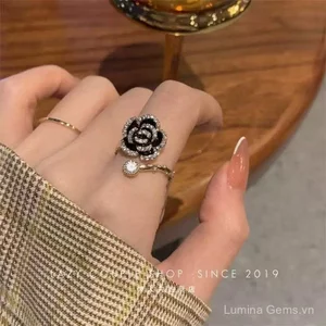 Hoa Giàu Con Người ~ Nhẫn Camellia Đen Nữ ins Cao Cấp Ánh Sáng Sang Trọng Phong Cách Pháp Hương Thơm Nhỏ Nhẹ nhàng Tính Khí Hợp Thời Trang