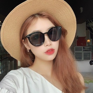 Kính râm gọng vuông sản xuất tại Hàn Quốc, kiểu dáng thời trang unisex, phù hợp cho cả nam và nữ, bảo vệ mắt.