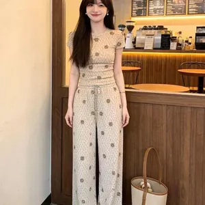 Bộ Đồ Nhỏ Gọn Cho Nữ Mùa Hè 2026 - Áo Thun Ngắn Tay Ôm Vừa Vặn & Quần Dây Rút Thời Trang