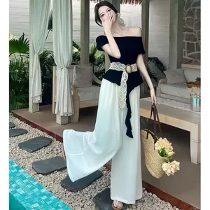 Bộ đồ một vai gồm áo thun ngắn tay và quần ống rộng thiết kế eo cao