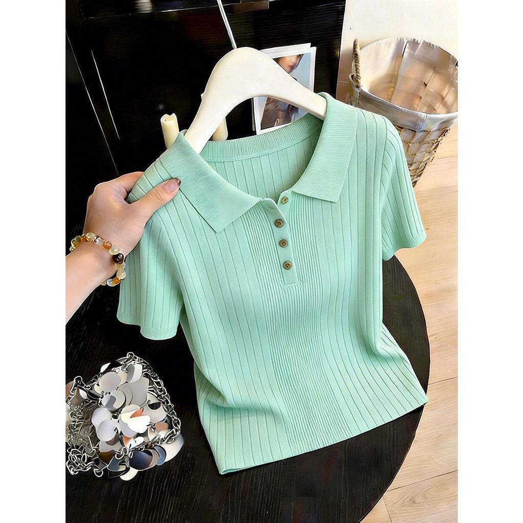 Áo len polo dệt kim phong cách nhẹ nhàng với nút kim loại và pit strip, tay ngắn, phù hợp mùa hè và đi lại