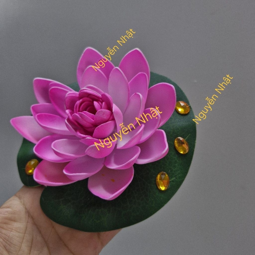 Hoa sen cài tóc kèm xược, hoa sen cài đầu dùng để biểu diễn văn nghệ. Đạo cụ phụ kiện Nguyễn Nhật