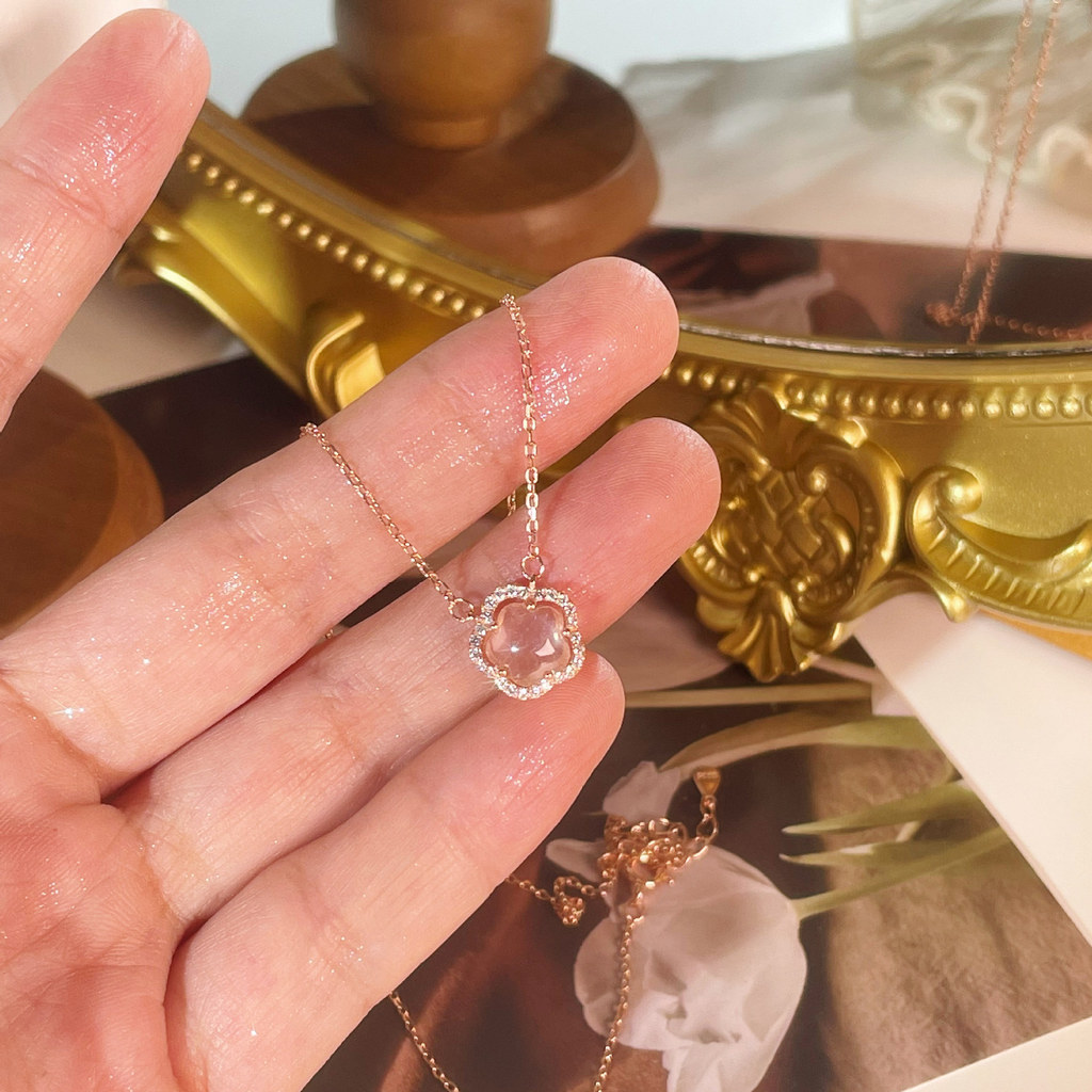 Bộ vòng cổ nữ cá tính với họa tiết hoa anh đào lãng mạn và chi tiết đính kim cương vàng hồng