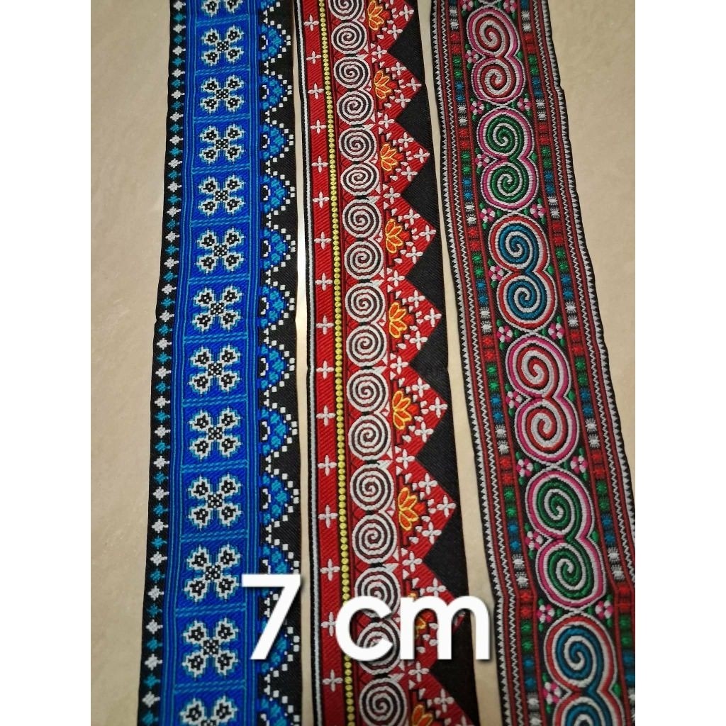 Thổ cẩm 7cm, dài từ 6,5m đến 10m tùy theo mẫu, dùng để may áo và làm mũ cho các dân tộc Hmông, Dao,Thái, Mường
