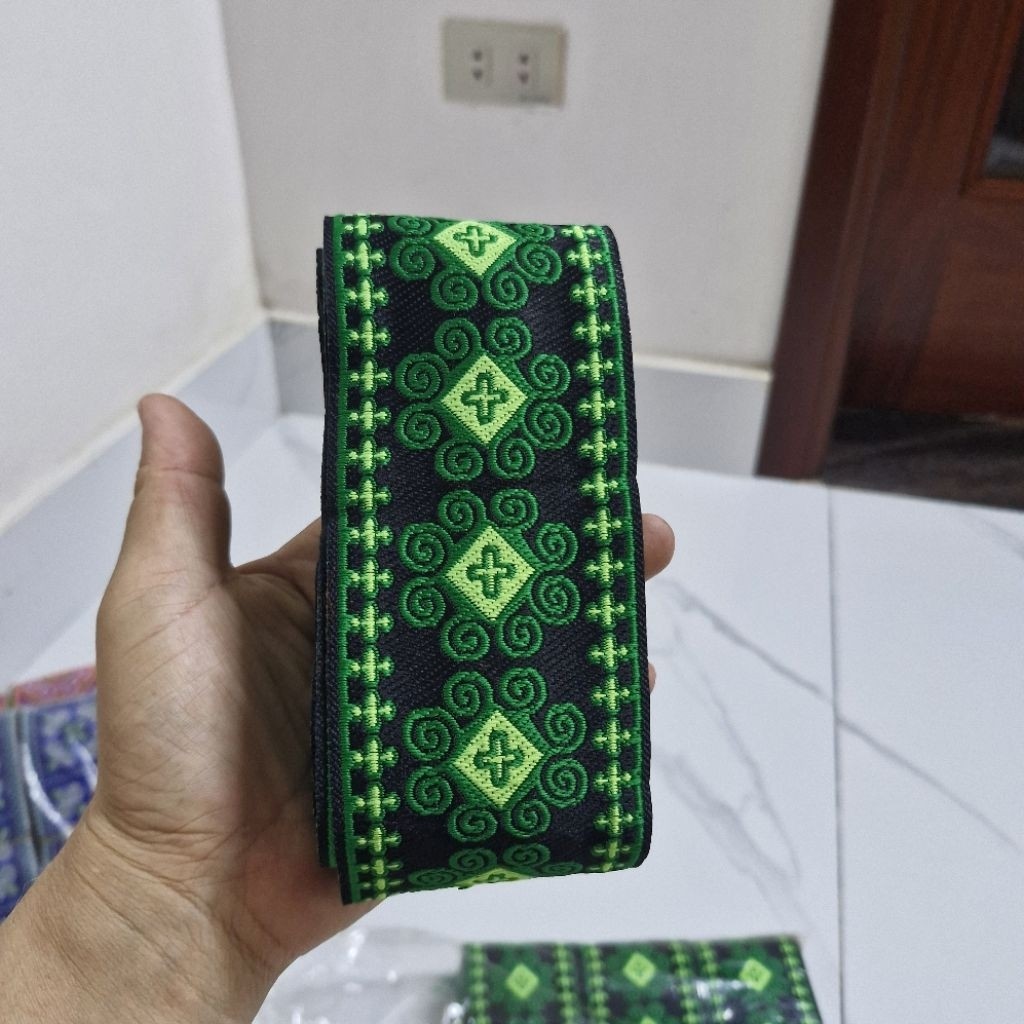 Thổ cẩm 7cm, dài từ 6,5m đến 10m tùy theo mẫu, dùng để may áo và làm mũ cho các dân tộc Hmông, Dao,Thái, Mường