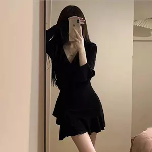 Váy cổ chữ V slim-fit dáng rộng, phù hợp hot girl