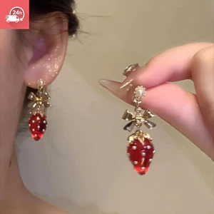 Mặt dây chuyền và bông tai nữ thiết kế ngọt ngào như kẹo dâu tây với nơ đỏ, phong cách thời trang Pháp