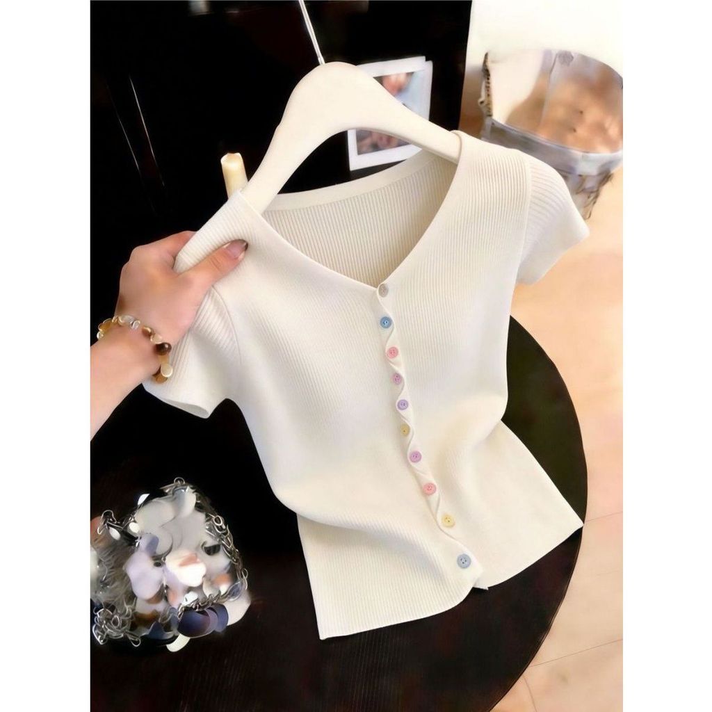 Mùa hè 2026 Áo thun dệt kim cổ chữ V phong cách Hàn Quốc, nút nhiều màu sắc, dáng slim-fit