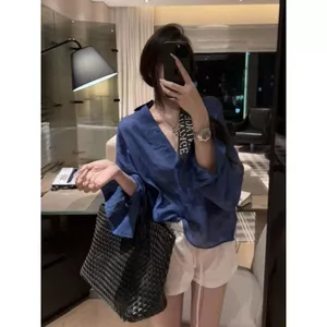 Áo sơ mi cổ chữ v dáng rộng Dopamine Klein Blue dành cho nữ Xuân Thu 2025 Phong cách mới Phong cách Pháp Mặc áo sơ mi phong cách phương Tây