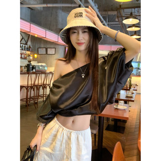 Một Vai Đơn Giản Thường Ngày Ngắn Tay Pháp Satin Cao Cấp 2026 Phong Cách Mới Rốn Lộn Vai Phồng Áo Thun Nữ Màu Be Mùa Hè Mỏng Hơn Nhìn Tất Cả