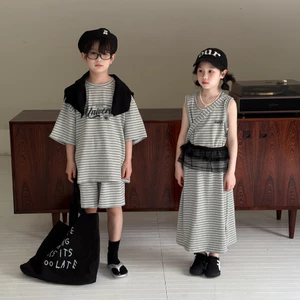 Bộ Đồ Trẻ Em Mùa Hè Bé Trai Bé Gái Phiên Bản Hàn Quốc Sọc Chữ Áo Đầm Trẻ Em Quần Short Tay Ngắn Bộ Đồ Hai Mảnh