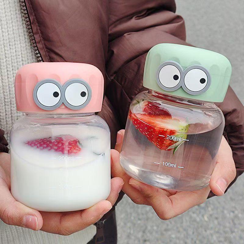 Cốc Thủy Tinh Mini 300ml In Hình Đôi Mắt Cute – Bình Nước Chia Vạch Dáng Lùn Đáng Yêu