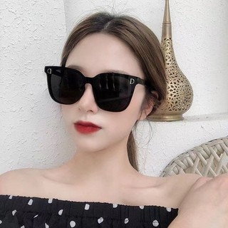 Kính râm gọng vuông sản xuất tại Hàn Quốc, kiểu dáng thời trang unisex, phù hợp cho cả nam và nữ, bảo vệ mắt.