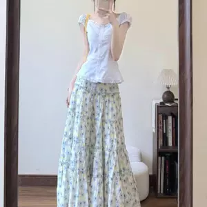 Bộ đồ hai mảnh nữ dáng ôm, edge top nấm và váy hoa, phù hợp mùa hè
