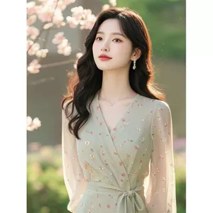 Đầm dài đi biển kỳ nghỉ bên bờ biển Thiết kế độc đáo đẹp Váy voan hoa màu xanh nhạt dành cho nữ mùa hè