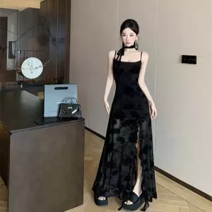 Váy dài màu đen xẻ tà, dáng ôm eo vừa vặn, phù hợp mùa hè