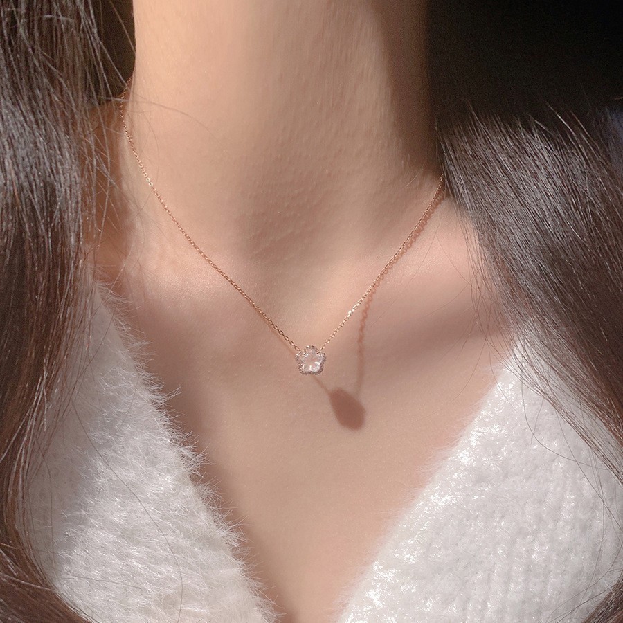 Bộ vòng cổ nữ cá tính với họa tiết hoa anh đào lãng mạn và chi tiết đính kim cương vàng hồng