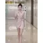 Áo sơ mi satin phong cách công nghiệp nặng, đính kim cương cổ hẹp cao, phù hợp mùa hè 2026
