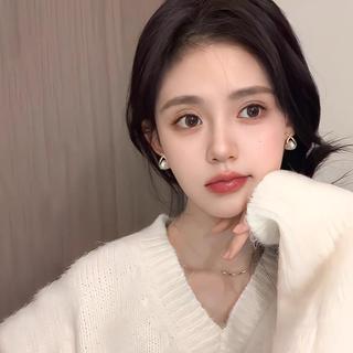Bông tai ngọc trai nhân tạo phong cách Pháp với ánh sáng sang trọng, phù hợp cho nữ giới yêu thích thời trang cao cấp.