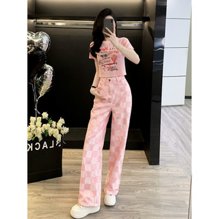 Bộ trang phục Nữ mùa Hè được ưa chuộng: Áo thun trẻ trung và quần jean màu hồng kiểu dáng sành điệu