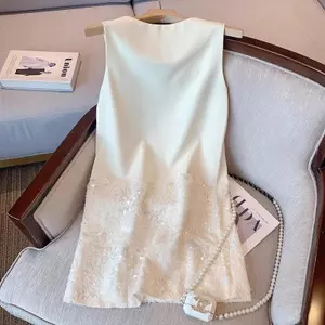 Đầm sequin không tay cổ chữ V màu trắng, phù hợp hẹn hò mùa hè