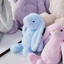 < Pluscloth > Đồ chơi thỏ sang trọng Thỏ nhồi bông mềm mại Plushie Búp bê động vật mô phỏng dễ thương để trang trí phòng ngủ gia đình Quà tặng sinh nhật cho trẻ em và người lớn Đồ chơi thỏ Phục sinh