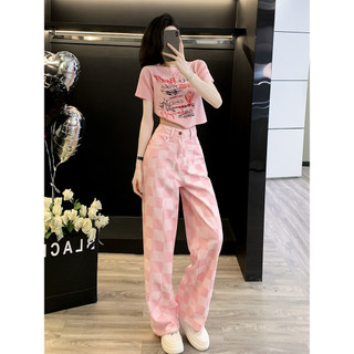 Bộ trang phục Nữ mùa Hè được ưa chuộng: Áo thun trẻ trung và quần jean màu hồng kiểu dáng sành điệu