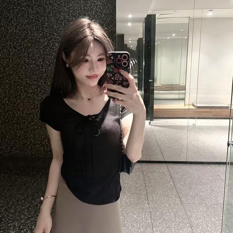 Áo croptop cổ buộc dây tay ngắn làm từ tencil cotton mỏng, thiết kế ôm dáng thoáng mát cho mùa hè.
