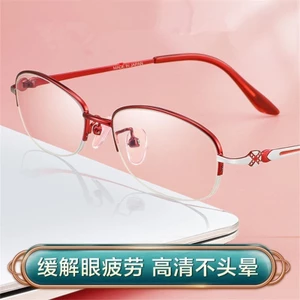 Kính đọc sách nữ trung niên chống ánh sáng xanh và giảm mệt mỏi
