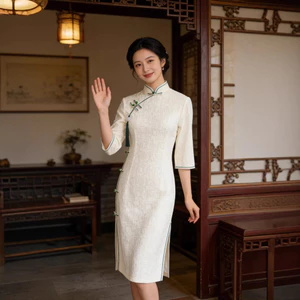 Đầm sườn xám phong cách Trung Quốc với thiết kế tay áo ngắn giúp bạn trông thanh lịch và nhẹ nhàng