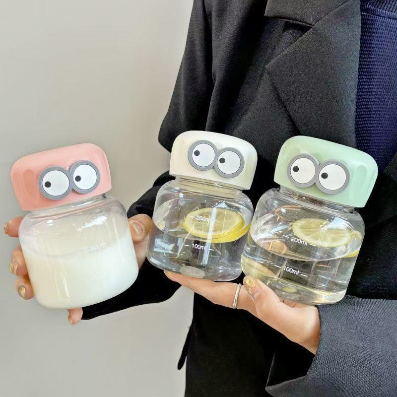 Cốc Thủy Tinh Mini 300ml In Hình Đôi Mắt Cute – Bình Nước Chia Vạch Dáng Lùn Đáng Yêu
