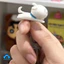 Móc khóa trang trí hình ngôi nhà nhỏ màu trắng, có tác dụng chữa lành.