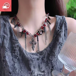 Vòng cổ nữ Gothic với tua rua chéo và hạt đen, thiết kế mát mẻ và cá tính