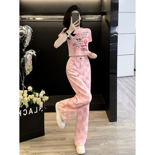 Bộ trang phục Nữ mùa Hè được ưa chuộng: Áo thun trẻ trung và quần jean màu hồng kiểu dáng sành điệu