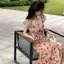 Váy dài hoa màu đen tay bay nhỏ phong cách kỳ nghỉ Pháp, thích hợp mùa hè