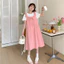 Bộ đồ bà bầu gồm váy dài thoải mái và bộ đồ hai mảnh tay ngắn màu trắng, phù hợp mùa hè
