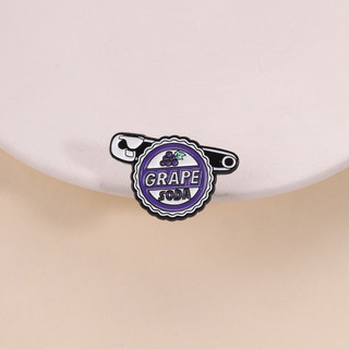 Nho Soda với nắp chai kim loại và pin lên phim, thiết kế lấy cảm hứng từ trâm cài hoạt hình - món quà sáng tạo cho fan hâm mộ