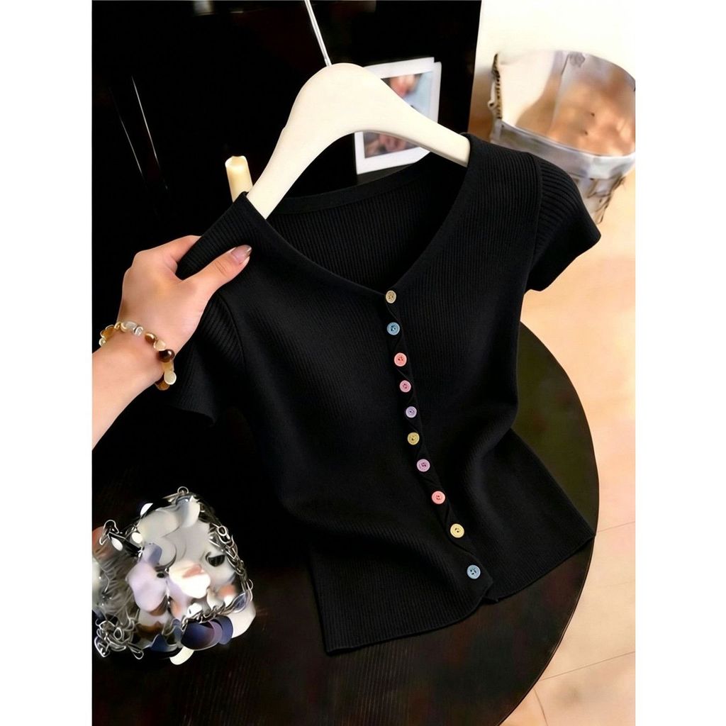 Mùa hè 2026 Áo thun dệt kim cổ chữ V phong cách Hàn Quốc, nút nhiều màu sắc, dáng slim-fit