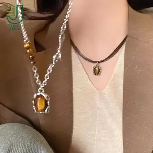 Mặt dây chuyền cổ điển da và đá nâu, phù hợp thu đông