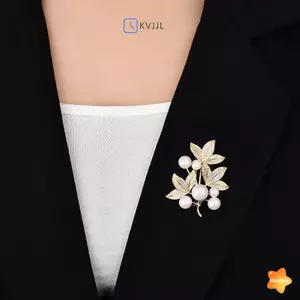 Áo khoác sang trọng kèm trâm cài đẹp cho phụ kiện thời trang nữ