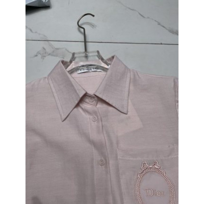 Bộ đồ nữ mới có áo và quần short thêu ve áo